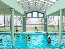 Camping Pas Cher vous présente avec son site Officiel campingpascher.fr, le Village vacances VVF Villages - Les Rives Du Léman - Evian-les-Bains classé 3 étoiles, situé sur la commune de Evian Les Bains dans le département Haute-savoie (Rhône Alpes) en France. Le village vacances VVF Villages - Les Rives Du Léman - Evian-les-Bains, vous présente un hébergement de type appartement de 38 m² pour 4 personnes. Le village vacances VVF Villages - Les Rives Du Léman - Evian-les-Bains vous propose du vendredi 18 décembre au vendredi 25 décembre 2026, en promotion à -10% pour 7 nuits à 793,80 € au lieu de 882,0 € soit une Économie de 88,20 €. Cette location propose 29 dates différentes pour réserver votre séjour. Découvrez également les 7 autres gammes d'hébergements du village vacances. Les Avis clients pour le Village vacances VVF Villages - Les Rives Du Léman - Evian-les-Bains sont excellents avec une note moyenne de 8 sur 10. Piscine couverte, Piscine extérieure, Animations familiales, Club ados, Club enfants, Aire de jeux enfants, Baby-foot, Ping-pong, Piscine, Pétanque, Structure gonflable enfants, Bar, Restaurant,... En savoir plus : cliquez-ICI.