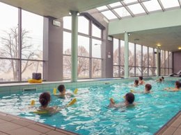 Camping Pas Cher vous présente avec son site Officiel campingpascher.fr, le Village vacances VVF Villages - Les Rives Du Léman - Evian-les-Bains classé 3 étoiles, situé sur la commune de Evian Les Bains dans le département Haute-savoie (Rhône Alpes) en France. Le village vacances VVF Villages - Les Rives Du Léman - Evian-les-Bains, vous présente un hébergement de type appartement de 23 m² et télévision. Le village vacances VVF Villages - Les Rives Du Léman - Evian-les-Bains vous propose du dimanche 11 octobre au dimanche 18 octobre 2026, en promotion à -15% pour 7 nuits à 323 € au lieu de 380,0 € soit une Économie de 57 €. Cette location propose 216 dates différentes pour réserver votre séjour. Découvrez également les 7 autres gammes d'hébergements du village vacances. Les Avis clients pour le Village vacances VVF Villages - Les Rives Du Léman - Evian-les-Bains sont excellents avec une note moyenne de 8 sur 10. Piscine couverte, Piscine extérieure, Animations familiales, Club ados, Club enfants, Aire de jeux enfants, Baby-foot, Ping-pong, Piscine, Pétanque, Structure gonflable enfants, Bar, Restaurant,... En savoir plus : cliquez-ICI.