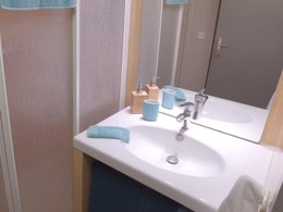 Camping Pas Cher vous présente avec son site Officiel campingpascher.fr, le Village vacances VVF Villages - Les Rives Du Léman - Evian-les-Bains classé 3 étoiles, situé sur la commune de Evian Les Bains dans le département Haute-savoie (Rhône Alpes) en France. Le village vacances VVF Villages - Les Rives Du Léman - Evian-les-Bains, vous présente un hébergement de type appartement de 23 m² et télévision. Le village vacances VVF Villages - Les Rives Du Léman - Evian-les-Bains vous propose du dimanche 11 octobre au dimanche 18 octobre 2026, en promotion à -15% pour 7 nuits à 323 € au lieu de 380,0 € soit une Économie de 57 €. Cette location propose 216 dates différentes pour réserver votre séjour. Découvrez également les 7 autres gammes d'hébergements du village vacances. Les Avis clients pour le Village vacances VVF Villages - Les Rives Du Léman - Evian-les-Bains sont excellents avec une note moyenne de 8 sur 10. Piscine couverte, Piscine extérieure, Animations familiales, Club ados, Club enfants, Aire de jeux enfants, Baby-foot, Ping-pong, Piscine, Pétanque, Structure gonflable enfants, Bar, Restaurant,... En savoir plus : cliquez-ICI.