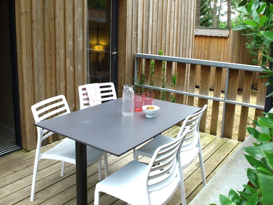 Camping Pas Cher vous présente avec son site Officiel campingpascher.fr, le Village vacances VVF Villages - Le Cap Ferret - Lège-Cap-Ferret classé 4 étoiles, situé sur la commune de Lège Cap Ferret dans le département Gironde (Aquitaine) en France. Le village vacances VVF Villages - Le Cap Ferret - Lège-Cap-Ferret, vous présente un hébergement de type maison de campagne de 42 m² pour 2 personnes. Le village vacances VVF Villages - Le Cap Ferret - Lège-Cap-Ferret vous propose du sam. 26 septembre au sam. 03 octobre 2026 pour 7 nuits à 721€. Cette location propose 61 dates différentes pour réserver votre séjour. Découvrez également les 5 autres gammes d'hébergements du village vacances. Les Avis clients pour le Village vacances VVF Villages - Le Cap Ferret - Lège-Cap-Ferret sont de 7 sur 10. Mer, Piscine chauffée, Piscine extérieure, Club ados, Club enfants, Aire de jeux enfants, Baby-foot, Golf, Ping-pong, Piscine, Pétanque, Structure gonflable enfants, Terrain de badminton, Terrain de basketball, Terrain de beach-volley, Bar, Plats à emporter, Restaurant,... En savoir plus : cliquez-ICI.