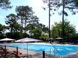 Camping Pas Cher vous présente avec son site Officiel campingpascher.fr, le Village vacances VVF Villages - Le Cap Ferret - Lège-Cap-Ferret classé 4 étoiles, situé sur la commune de Lège Cap Ferret dans le département Gironde (Aquitaine) en France. Le village vacances VVF Villages - Le Cap Ferret - Lège-Cap-Ferret, vous présente un hébergement de type appartement de 40 m² et télévision. Le village vacances VVF Villages - Le Cap Ferret - Lège-Cap-Ferret vous propose du sam. 26 septembre au sam. 03 octobre 2026, en promotion à -15% pour 7 nuits à 773,50 € au lieu de 910,0 € soit une Économie de 136,50 €. Cette location propose 166 dates différentes pour réserver votre séjour. Découvrez également les 5 autres gammes d'hébergements du village vacances. Les Avis clients pour le Village vacances VVF Villages - Le Cap Ferret - Lège-Cap-Ferret sont de 7 sur 10. Mer, Piscine chauffée, Piscine extérieure, Club ados, Club enfants, Aire de jeux enfants, Baby-foot, Golf, Ping-pong, Piscine, Pétanque, Structure gonflable enfants, Terrain de badminton, Terrain de basketball, Terrain de beach-volley, Bar, Plats à emporter, Restaurant,... En savoir plus : cliquez-ICI.