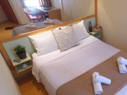 Camping Pas Cher vous présente avec son site Officiel campingpascher.fr, le Village vacances VVF Villages - Les Bastides En Aveyron - Najac classé 3 étoiles, situé sur la commune de Najac dans le département Aveyron (Midi Pyrénées) en France. Le village vacances VVF Villages - Les Bastides En Aveyron - Najac, vous présente un hébergement de type maison de campagne de 37 m² pour 2 personnes et télévision. Le village vacances VVF Villages - Les Bastides En Aveyron - Najac vous propose du sam. 26 septembre au sam. 03 octobre 2026, en promotion à -14% pour 7 nuits à 380,80 € au lieu de 448,0 € soit une Économie de 67,20 €. Cette location propose 154 dates différentes pour réserver votre séjour. Découvrez également les 4 autres gammes d'hébergements du village vacances. Les Avis clients pour le Village vacances VVF Villages - Les Bastides En Aveyron - Najac sont excellents avec une note moyenne de 9 sur 10. Piscine extérieure, Animation enfants, Club ados, Club enfants, Aire de jeux enfants, Baby-foot, Canoë-kayak, Court de tennis, Cyclisme, Escalade, Ping-pong, Piscine, Pétanque, Randonnée, Structure gonflable enfants, Terrain de football, Terrain de volley-ball, Bar, Plats à emporter, Restaurant,... En savoir plus : cliquez-ICI.