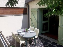 Camping Pas Cher vous présente avec son site Officiel campingpascher.fr, le Village vacances VVF Villages - Les Bastides En Aveyron - Najac classé 3 étoiles, situé sur la commune de Najac dans le département Aveyron (Midi Pyrénées) en France. Le village vacances VVF Villages - Les Bastides En Aveyron - Najac, vous présente un hébergement de type maison de campagne de 35 m² pour 2 personnes et télévision. Le village vacances VVF Villages - Les Bastides En Aveyron - Najac vous propose du sam. 26 septembre au sam. 03 octobre 2026, en promotion à -15% pour 7 nuits à 476 € au lieu de 560,0 € soit une Économie de 84 €. Cette location propose 145 dates différentes pour réserver votre séjour. Découvrez également les 4 autres gammes d'hébergements du village vacances. Les Avis clients pour le Village vacances VVF Villages - Les Bastides En Aveyron - Najac sont excellents avec une note moyenne de 9 sur 10. Piscine extérieure, Animation enfants, Club ados, Club enfants, Aire de jeux enfants, Baby-foot, Canoë-kayak, Court de tennis, Cyclisme, Escalade, Ping-pong, Piscine, Pétanque, Randonnée, Structure gonflable enfants, Terrain de football, Terrain de volley-ball, Bar, Plats à emporter, Restaurant,... En savoir plus : cliquez-ICI.