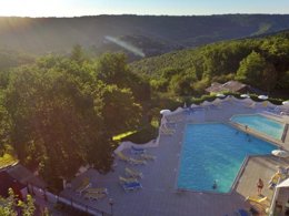 Camping Pas Cher vous présente avec son site Officiel campingpascher.fr, le Village vacances VVF Villages - Les Bastides En Aveyron - Najac classé 3 étoiles, situé sur la commune de Najac dans le département Aveyron (Midi Pyrénées) en France. Le village vacances VVF Villages - Les Bastides En Aveyron - Najac, vous présente un hébergement de type appartement de 27 m² pour 2 personnes et télévision. Le village vacances VVF Villages - Les Bastides En Aveyron - Najac vous propose du sam. 26 septembre au sam. 03 octobre 2026, en promotion à -14% pour 7 nuits à 380,80 € au lieu de 448,0 € soit une Économie de 67,20 €. Cette location propose 153 dates différentes pour réserver votre séjour. Découvrez également les 4 autres gammes d'hébergements du village vacances. Les Avis clients pour le Village vacances VVF Villages - Les Bastides En Aveyron - Najac sont excellents avec une note moyenne de 9 sur 10. Piscine extérieure, Animation enfants, Club ados, Club enfants, Aire de jeux enfants, Baby-foot, Canoë-kayak, Court de tennis, Cyclisme, Escalade, Ping-pong, Piscine, Pétanque, Randonnée, Structure gonflable enfants, Terrain de football, Terrain de volley-ball, Bar, Plats à emporter, Restaurant,... En savoir plus : cliquez-ICI.