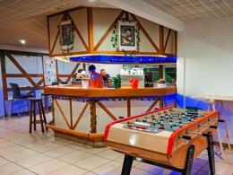Camping Pas Cher vous présente avec son site Officiel campingpascher.fr, le Village vacances VVF Villages - La Plaine D'Alsace - Obernai classé 3 étoiles, situé sur la commune de Obernai dans le département Bas-rhin (Alsace) en France. Le village vacances VVF Villages - La Plaine D'Alsace - Obernai vous propose un hébergement de type appartement de 23 m² pour 2 personnes (télévision). L'établissement vous propose 7 autres types d'hébergements. Découvrez tous nos séjours à petits prix dans la commune et aux alentours de Obernai du département : Bas-rhin (Alsace). Les Avis clients pour le Village vacances VVF Villages - La Plaine D'Alsace - Obernai sont excellents avec une note moyenne de 9 sur 10. Piscine chauffée, Piscine couverte, Animations familiales, Club ados, Club enfants, Aire de jeux enfants, Baby-foot, Court de tennis, Cyclisme, Ping-pong, Piscine, Pétanque, Structure gonflable enfants, Terrain de volley-ball, Terrain multisports, Bar, Boulangerie, Restaurant, Supermarché, Épicerie,... En savoir plus : cliquez-ICI.