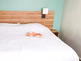 Camping Pas Cher vous présente avec son site Officiel campingpascher.fr, le Village vacances VVF Villages - La Plaine D'Alsace - Obernai classé 3 étoiles, situé sur la commune de Obernai dans le département Bas-rhin (Alsace) en France. Le village vacances VVF Villages - La Plaine D'Alsace - Obernai, vous présente un hébergement de type appartement de 46 m² et télévision. Le village vacances VVF Villages - La Plaine D'Alsace - Obernai vous propose du vendredi 25 septembre au vendredi 02 octobre 2026, en promotion à -15% pour 7 nuits à 452,20 € au lieu de 532,0 € soit une Économie de 79,80 €. Cette location propose 82 dates différentes pour réserver votre séjour. Découvrez également les 6 autres gammes d'hébergements du village vacances. Les Avis clients pour le Village vacances VVF Villages - La Plaine D'Alsace - Obernai sont excellents avec une note moyenne de 8 sur 10. Piscine chauffée, Piscine couverte, Animations familiales, Club ados, Club enfants, Aire de jeux enfants, Baby-foot, Court de tennis, Cyclisme, Ping-pong, Piscine, Pétanque, Structure gonflable enfants, Terrain de volley-ball, Terrain multisports, Bar, Boulangerie, Restaurant, Supermarché, Épicerie,... En savoir plus : cliquez-ICI.