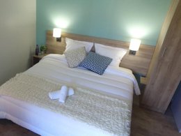 Camping Pas Cher vous présente avec son site Officiel campingpascher.fr, le Village vacances VVF Villages - La Plaine D'Alsace - Obernai classé 3 étoiles, situé sur la commune de Obernai dans le département Bas-rhin (Alsace) en France. Le village vacances VVF Villages - La Plaine D'Alsace - Obernai, vous présente un hébergement de type appartement de 23 m² pour 2 personnes et télévision. Le village vacances VVF Villages - La Plaine D'Alsace - Obernai vous propose du lundi 25 mai au lundi 01 juin 2026, en promotion à -15% pour 7 nuits à 362,95 € au lieu de 427,0 € soit une Économie de 64,05 €. Cette location propose 64 dates différentes pour réserver votre séjour. Découvrez également les 6 autres gammes d'hébergements du village vacances. Les Avis clients pour le Village vacances VVF Villages - La Plaine D'Alsace - Obernai sont excellents avec une note moyenne de 8 sur 10. Piscine chauffée, Piscine couverte, Animations familiales, Club ados, Club enfants, Aire de jeux enfants, Baby-foot, Court de tennis, Cyclisme, Ping-pong, Piscine, Pétanque, Structure gonflable enfants, Terrain de volley-ball, Terrain multisports, Bar, Boulangerie, Restaurant, Supermarché, Épicerie,... En savoir plus : cliquez-ICI.