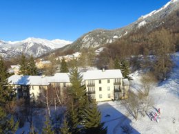 Camping Pas Cher vous présente avec son site Officiel campingpascher.fr, le Village vacances VVF Villages - Les Alpes Du Sud - Saint-Léger-les-Mélèzes classé 3 étoiles, situé sur la commune de Saint Leger Les Melezes dans le département Hautes-alpes (Provence Alpes Côte D'azur) en France. Le village vacances VVF Villages - Les Alpes Du Sud - Saint-Léger-les-Mélèzes, vous présente un hébergement de type appartement de 25 m². Le village vacances VVF Villages - Les Alpes Du Sud - Saint-Léger-les-Mélèzes vous propose du sam. 20 juin au sam. 27 juin 2026, en promotion à -15% pour 7 nuits à 362,95 € au lieu de 427,0 € soit une Économie de 64,05 €. Cette location propose 32 dates différentes pour réserver votre séjour. Découvrez également les 6 autres gammes d'hébergements du village vacances. Les Avis clients pour le Village vacances VVF Villages - Les Alpes Du Sud - Saint-Léger-les-Mélèzes sont excellents avec une note moyenne de 10 sur 10. Piscine chauffée, Piscine couverte, Club enfants, Aire de jeux enfants, Baby-foot, Centre équestre, Ping-pong, Piscine, Pétanque, Structure gonflable enfants, Bar, Boulangerie, Dépôt de pain, Restaurant, Supermarché, Épicerie,... En savoir plus : cliquez-ICI.