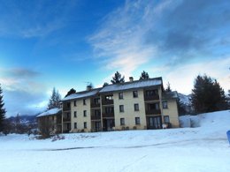 Camping Pas Cher vous présente avec son site Officiel campingpascher.fr, le Village vacances VVF Villages - Les Alpes Du Sud - Saint-Léger-les-Mélèzes classé 3 étoiles, situé sur la commune de Saint Leger Les Melezes dans le département Hautes-alpes (Provence Alpes Côte D'azur) en France. Le village vacances VVF Villages - Les Alpes Du Sud - Saint-Léger-les-Mélèzes, vous présente un hébergement de type appartement de 35 m² pour 7 personnes. Le village vacances VVF Villages - Les Alpes Du Sud - Saint-Léger-les-Mélèzes vous propose du lundi 29 juin au lundi 06 juillet 2026, en promotion à -15% pour 7 nuits à 563,55 € au lieu de 663,0 € soit une Économie de 99,45 €. Cette location propose 46 dates différentes pour réserver votre séjour. Découvrez également les 6 autres gammes d'hébergements du village vacances. Les Avis clients pour le Village vacances VVF Villages - Les Alpes Du Sud - Saint-Léger-les-Mélèzes sont excellents avec une note moyenne de 10 sur 10. Piscine chauffée, Piscine couverte, Club enfants, Aire de jeux enfants, Baby-foot, Centre équestre, Ping-pong, Piscine, Pétanque, Structure gonflable enfants, Bar, Boulangerie, Dépôt de pain, Restaurant, Supermarché, Épicerie,... En savoir plus : cliquez-ICI.