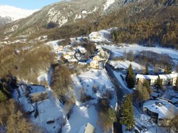 Camping Pas Cher vous présente avec son site Officiel campingpascher.fr, le Village vacances VVF Villages - Les Alpes Du Sud - Saint-Léger-les-Mélèzes classé 3 étoiles, situé sur la commune de Saint Leger Les Melezes dans le département Hautes-alpes (Provence Alpes Côte D'azur) en France. Le village vacances VVF Villages - Les Alpes Du Sud - Saint-Léger-les-Mélèzes, vous présente un hébergement de type appartement de 25 m² pour 2 personnes. Le village vacances VVF Villages - Les Alpes Du Sud - Saint-Léger-les-Mélèzes vous propose du sam. 20 juin au sam. 27 juin 2026, en promotion à -15% pour 7 nuits à 398,65 € au lieu de 469,0 € soit une Économie de 70,35 €. Cette location propose 49 dates différentes pour réserver votre séjour. Découvrez également les 6 autres gammes d'hébergements du village vacances. Les Avis clients pour le Village vacances VVF Villages - Les Alpes Du Sud - Saint-Léger-les-Mélèzes sont excellents avec une note moyenne de 10 sur 10. Piscine chauffée, Piscine couverte, Club enfants, Aire de jeux enfants, Baby-foot, Centre équestre, Ping-pong, Piscine, Pétanque, Structure gonflable enfants, Bar, Boulangerie, Dépôt de pain, Restaurant, Supermarché, Épicerie,... En savoir plus : cliquez-ICI.