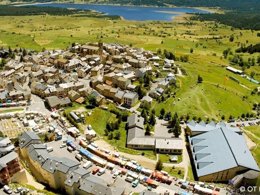Camping Pas Cher vous présente avec son site Officiel campingpascher.fr, le Village vacances VVF Les Angles Pyrénées, situé sur la commune de Les Angles dans le département Pyrénées-orientales (Languedoc Roussillon) en France. Le village vacances VVF Les Angles Pyrénées, vous présente un hébergement de type appartement de 25 m² et télévision. Le village vacances VVF Les Angles Pyrénées vous propose du mercredi 24 juin au mercredi 01 juillet 2026 avec un DÉPART DEMAIN pour 7 nuits à 336€. Cette location propose 49 dates différentes pour réserver votre séjour. Découvrez également les 8 autres gammes d'hébergements du village vacances. Les Avis clients pour le Village vacances VVF Les Angles Pyrénées sont excellents avec une note moyenne de 9 sur 10. Aire de jeux enfants, Ping-pong, Pétanque,... En savoir plus : cliquez-ICI.