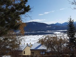 Camping Pas Cher vous présente avec son site Officiel campingpascher.fr, le Village vacances Les Angles, situé sur la commune de Les Angles dans le département Pyrénées-orientales (Languedoc Roussillon) en France. Le village vacances Les Angles, vous présente un hébergement de type appartement de 35 m² et télévision. Le village vacances Les Angles vous propose du vendredi 04 septembre au vendredi 11 septembre 2026, en promotion à -15% pour 7 nuits à 436,90 € au lieu de 514,0 € soit une Économie de 77,10 €. Cette location propose 107 dates différentes pour réserver votre séjour. Découvrez également les 8 autres gammes d'hébergements du village vacances. Les Avis clients pour le Village vacances Les Angles sont excellents avec une note moyenne de 9 sur 10. Aire de jeux enfants, Ping-pong, Pétanque,... En savoir plus : cliquez-ICI.