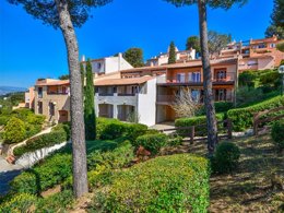 Camping Pas Cher vous présente avec son site Officiel campingpascher.fr, le Établissement Vvf Villages Saint-Cyr-Sur-Mer, situé sur la commune de Saint Cyr Sur Mer dans le département Var (Provence Alpes Côte D'azur) en France. L'établissement Vvf Villages Saint-Cyr-Sur-Mer vous propose un hébergement de type appartement de 48 m². L'établissement vous propose 5 autres types d'hébergements. Découvrez tous nos séjours à petits prix dans la commune et aux alentours de Saint Cyr Sur Mer du département : Var (Provence Alpes Côte D'azur).... En savoir plus : cliquez-ICI.
