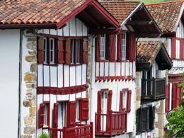 Camping Pas Cher vous présente avec son site Officiel campingpascher.fr, la Résidence VVF Villages - Le Pays Basque - Sare classé 3 étoiles, située sur la commune de Sare dans le département Pyrénées-atlantiques (Aquitaine) en France. La résidence VVF Villages - Le Pays Basque - Sare, vous présente un hébergement de type appartement de 20 m² pour 3 personnes. La résidence VVF Villages - Le Pays Basque - Sare vous propose du dimanche 27 septembre au dimanche 04 octobre 2026 pour 7 nuits à 357€. Cette location propose 11 dates différentes pour réserver votre séjour. Découvrez également les 4 autres gammes d'hébergements de la résidence. Les Avis clients pour la Résidence VVF Villages - Le Pays Basque - Sare sont excellents avec une note moyenne de 8 sur 10. Mer, Piscine chauffée, Piscine extérieure, Animations familiales, Club ados, Club enfants, Aire de jeux enfants, Baby-foot, Ping-pong, Pétanque, Salle de fitness, Bar, Plats à emporter, Restaurant, Supermarché, Épicerie,... En savoir plus : cliquez-ICI.