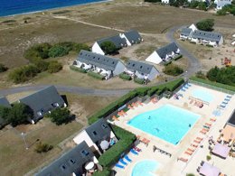 Camping Pas Cher vous présente avec son site Officiel campingpascher.fr, le Village vacances VVF Villages - Les Plages De Guérande - La Turballe classé 3 étoiles, situé sur la commune de La Turballe dans le département Loire-atlantique (Pays De La Loire) en France. Le village vacances VVF Villages - Les Plages De Guérande - La Turballe, vous présente un hébergement de type maison de campagne de 30 m². Le village vacances VVF Villages - Les Plages De Guérande - La Turballe vous propose du mardi 07 juillet au mardi 14 juillet 2026, en promotion à -10% pour 7 nuits à 1272,60 € au lieu de 1414,0 € soit une Économie de 141,40 €. Cette location propose 48 dates différentes pour réserver votre séjour. Découvrez également les 6 autres gammes d'hébergements du village vacances. Les Avis clients pour le Village vacances VVF Villages - Les Plages De Guérande - La Turballe sont de 7 sur 10. Piscine chauffée, Piscine extérieure, Animations familiales, Club ados, Club enfants, Aire de jeux enfants, Ping-pong, Pétanque, Terrain de volley-ball, Terrain multisports, Bar, Restaurant,... En savoir plus : cliquez-ICI.
