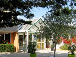 Camping Pas Cher vous présente avec son site Officiel campingpascher.fr, le Village vacances VVF Villages - Les Plages De Guérande - La Turballe classé 3 étoiles, situé sur la commune de La Turballe dans le département Loire-atlantique (Pays De La Loire) en France. Le village vacances VVF Villages - Les Plages De Guérande - La Turballe, vous présente un hébergement de type maison de campagne. Le village vacances VVF Villages - Les Plages De Guérande - La Turballe vous propose du sam. 16 mai au sam. 23 mai 2026, en promotion à -15% pour 7 nuits à 297,50 € au lieu de 350,0 € soit une Économie de 52,50 €. Cette location propose 111 dates différentes pour réserver votre séjour. Découvrez également les 6 autres gammes d'hébergements du village vacances. Les Avis clients pour le Village vacances VVF Villages - Les Plages De Guérande - La Turballe sont de 7 sur 10. Piscine chauffée, Piscine extérieure, Animations familiales, Club ados, Club enfants, Aire de jeux enfants, Ping-pong, Pétanque, Terrain de volley-ball, Terrain multisports, Bar, Restaurant,... En savoir plus : cliquez-ICI.