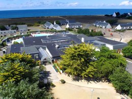 Camping Pas Cher vous présente avec son site Officiel campingpascher.fr, le Village vacances VVF Villages - Les Plages De Guérande - La Turballe classé 3 étoiles, situé sur la commune de La Turballe dans le département Loire-atlantique (Pays De La Loire) en France. Le village vacances VVF Villages - Les Plages De Guérande - La Turballe, vous présente un hébergement de type maison de campagne de 30 m². Le village vacances VVF Villages - Les Plages De Guérande - La Turballe vous propose du sam. 16 mai au sam. 23 mai 2026, en promotion à -15% pour 7 nuits à 422,45 € au lieu de 497,0 € soit une Économie de 74,55 €. Cette location propose 99 dates différentes pour réserver votre séjour. Découvrez également les 6 autres gammes d'hébergements du village vacances. Les Avis clients pour le Village vacances VVF Villages - Les Plages De Guérande - La Turballe sont de 7 sur 10. Piscine chauffée, Piscine extérieure, Animations familiales, Club ados, Club enfants, Aire de jeux enfants, Ping-pong, Pétanque, Terrain de volley-ball, Terrain multisports, Bar, Restaurant,... En savoir plus : cliquez-ICI.