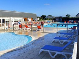 Camping Pas Cher vous présente avec son site Officiel campingpascher.fr, le Village vacances VVF Villages - Les Plages De Guérande - La Turballe classé 3 étoiles, situé sur la commune de La Turballe dans le département Loire-atlantique (Pays De La Loire) en France. Le village vacances VVF Villages - Les Plages De Guérande - La Turballe, vous présente un hébergement de type maison de campagne de 30 m². Le village vacances VVF Villages - Les Plages De Guérande - La Turballe vous propose du sam. 16 mai au sam. 23 mai 2026, en promotion à -15% pour 7 nuits à 422,45 € au lieu de 497,0 € soit une Économie de 74,55 €. Cette location propose 99 dates différentes pour réserver votre séjour. Découvrez également les 6 autres gammes d'hébergements du village vacances. Les Avis clients pour le Village vacances VVF Villages - Les Plages De Guérande - La Turballe sont de 7 sur 10. Piscine chauffée, Piscine extérieure, Animations familiales, Club ados, Club enfants, Aire de jeux enfants, Ping-pong, Pétanque, Terrain de volley-ball, Terrain multisports, Bar, Restaurant,... En savoir plus : cliquez-ICI.