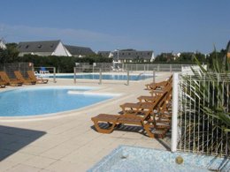 Camping Pas Cher vous présente avec son site Officiel campingpascher.fr, le Village vacances VVF Villages - Les Plages De Guérande - La Turballe classé 3 étoiles, situé sur la commune de La Turballe dans le département Loire-atlantique (Pays De La Loire) en France. Le village vacances VVF Villages - Les Plages De Guérande - La Turballe, vous présente un hébergement de type maison de campagne de 30 m². Le village vacances VVF Villages - Les Plages De Guérande - La Turballe vous propose du sam. 16 mai au sam. 23 mai 2026, en promotion à -14% pour 7 nuits à 440,30 € au lieu de 518,0 € soit une Économie de 77,70 €. Cette location propose 97 dates différentes pour réserver votre séjour. Découvrez également les 6 autres gammes d'hébergements du village vacances. Les Avis clients pour le Village vacances VVF Villages - Les Plages De Guérande - La Turballe sont de 7 sur 10. Piscine chauffée, Piscine extérieure, Animations familiales, Club ados, Club enfants, Aire de jeux enfants, Ping-pong, Pétanque, Terrain de volley-ball, Terrain multisports, Bar, Restaurant,... En savoir plus : cliquez-ICI.