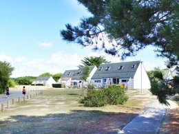 Camping Pas Cher vous présente avec son site Officiel campingpascher.fr, le Village vacances VVF Villages - Les Plages De Guérande - La Turballe classé 3 étoiles, situé sur la commune de La Turballe dans le département Loire-atlantique (Pays De La Loire) en France. Le village vacances VVF Villages - Les Plages De Guérande - La Turballe, vous présente un hébergement de type maison de campagne de 39 m². Le village vacances VVF Villages - Les Plages De Guérande - La Turballe vous propose du sam. 16 mai au sam. 23 mai 2026, en promotion à -15% pour 7 nuits à 547,40 € au lieu de 644,0 € soit une Économie de 96,60 €. Cette location propose 84 dates différentes pour réserver votre séjour. Découvrez également les 6 autres gammes d'hébergements du village vacances. Les Avis clients pour le Village vacances VVF Villages - Les Plages De Guérande - La Turballe sont de 7 sur 10. Piscine chauffée, Piscine extérieure, Animations familiales, Club ados, Club enfants, Aire de jeux enfants, Ping-pong, Pétanque, Terrain de volley-ball, Terrain multisports, Bar, Restaurant,... En savoir plus : cliquez-ICI.