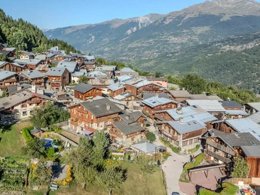 Camping Pas Cher vous présente avec son site Officiel campingpascher.fr, la Résidence VVF Villages - Le Balcon Du Mont Blanc - La Plagne Tarentaise classé 3 étoiles, située sur la commune de Montchavin dans le département Savoie (Rhône Alpes) en France. La résidence VVF Villages - Le Balcon Du Mont Blanc - La Plagne Tarentaise, vous présente un hébergement de type appartement de 41 m² pour 7 personnes et télévision. La résidence VVF Villages - Le Balcon Du Mont Blanc - La Plagne Tarentaise vous propose du sam. 04 juillet au sam. 11 juillet 2026 pour 7 nuits à 1078€. Cette location propose 8 dates différentes pour réserver votre séjour. Découvrez également les 7 autres gammes d'hébergements de la résidence. Piscine chauffée, Piscine extérieure, Animations familiales, Club enfants, Baby-foot, Ping-pong, Piscine, Pétanque, Structure gonflable enfants, Bar, Boulangerie, Bureau de tabac, Plats à emporter, Supermarché, Épicerie,... En savoir plus : cliquez-ICI.