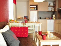 Camping Pas Cher vous présente avec son site Officiel campingpascher.fr, la Résidence VVF Villages - Le Balcon Du Mont Blanc - La Plagne Tarentaise classé 3 étoiles, située sur la commune de Montchavin dans le département Savoie (Rhône Alpes) en France. La résidence VVF Villages - Le Balcon Du Mont Blanc - La Plagne Tarentaise vous propose un hébergement de type appartement de 41 m² pour 8 personnes (télévision). L'établissement vous propose 7 autres types d'hébergements. Découvrez tous nos séjours à petits prix dans la commune et aux alentours de Montchavin du département : Savoie (Rhône Alpes). Piscine chauffée, Piscine extérieure, Animations familiales, Club enfants, Baby-foot, Ping-pong, Piscine, Pétanque, Structure gonflable enfants, Bar, Boulangerie, Bureau de tabac, Plats à emporter, Supermarché, Épicerie,... En savoir plus : cliquez-ICI.