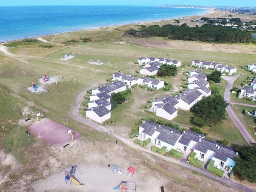Camping Pas Cher vous présente avec son site Officiel campingpascher.fr, le Village vacances VVF Villages - Les îles Anglo-Normandes - Portbail classé 3 étoiles, situé sur la commune de Portbail dans le département Manche (Basse Normandie) en France. Le village vacances VVF Villages - Les îles Anglo-Normandes - Portbail, vous présente un hébergement de type maison de campagne de 32 m² pour 2 personnes. Le village vacances VVF Villages - Les îles Anglo-Normandes - Portbail vous propose du sam. 26 septembre au sam. 03 octobre 2026 pour 7 nuits à 539€. Cette location propose 61 dates différentes pour réserver votre séjour. Découvrez également les 4 autres gammes d'hébergements du village vacances. Les Avis clients pour le Village vacances VVF Villages - Les îles Anglo-Normandes - Portbail sont excellents avec une note moyenne de 8 sur 10. Piscine chauffée, Piscine couverte, Animations familiales, Club ados, Club enfants, Aire de jeux enfants, Ping-pong, Structure gonflable enfants, Terrain multisports, Bar, Dépôt de pain, Plats à emporter, Restaurant,... En savoir plus : cliquez-ICI.