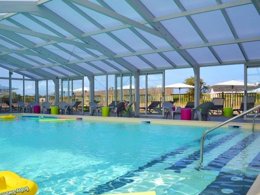 Camping Pas Cher vous présente avec son site Officiel campingpascher.fr, le Village vacances VVF Villages - Les îles Anglo-Normandes - Portbail classé 3 étoiles, situé sur la commune de Portbail dans le département Manche (Basse Normandie) en France. Le village vacances VVF Villages - Les îles Anglo-Normandes - Portbail, vous présente un hébergement de type maison de campagne de 32 m². Le village vacances VVF Villages - Les îles Anglo-Normandes - Portbail vous propose du sam. 26 septembre au sam. 03 octobre 2026 pour 7 nuits à 490€. Cette location propose 55 dates différentes pour réserver votre séjour. Découvrez également les 4 autres gammes d'hébergements du village vacances. Les Avis clients pour le Village vacances VVF Villages - Les îles Anglo-Normandes - Portbail sont excellents avec une note moyenne de 8 sur 10. Piscine chauffée, Piscine couverte, Animations familiales, Club ados, Club enfants, Aire de jeux enfants, Ping-pong, Structure gonflable enfants, Terrain multisports, Bar, Dépôt de pain, Plats à emporter, Restaurant,... En savoir plus : cliquez-ICI.