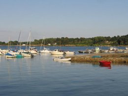 Camping Pas Cher vous présente avec son site Officiel campingpascher.fr, la Résidence VVF Villages - Golfe Du Morbihan - Sarzeau, située sur la commune de Sarzeau dans le département Morbihan (Bretagne) en France. La résidence VVF Villages - Golfe Du Morbihan - Sarzeau vous propose un hébergement de type maison de campagne de 24 m². L'établissement vous propose 4 autres types d'hébergements. Découvrez tous nos séjours à petits prix dans la commune et aux alentours de Sarzeau du département : Morbihan (Bretagne). Les Avis clients pour la Résidence VVF Villages - Golfe Du Morbihan - Sarzeau sont excellents avec une note moyenne de 8 sur 10. Mer, Animations familiales, Club enfants, Aire de jeux enfants, Baby-foot, Canoë-kayak, Ping-pong, Randonnée, Terrain de volley-ball, Dépôt de pain,... En savoir plus : cliquez-ICI.