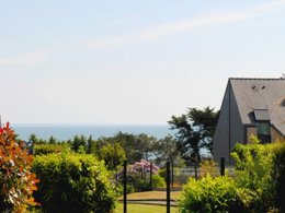 Camping Pas Cher vous présente avec son site Officiel campingpascher.fr, la Résidence VVF Villages - Golfe Du Morbihan - Sarzeau, située sur la commune de Sarzeau dans le département Morbihan (Bretagne) en France. La résidence VVF Villages - Golfe Du Morbihan - Sarzeau, vous présente un hébergement de type maison de campagne de 24 m² pour 4 personnes et télévision. La résidence VVF Villages - Golfe Du Morbihan - Sarzeau vous propose du dimanche 14 juin au dimanche 21 juin 2026, en promotion à -15% pour 7 nuits à 436,90 € au lieu de 514,0 € soit une Économie de 77,10 €. Cette location propose 143 dates différentes pour réserver votre séjour. Découvrez également les 4 autres gammes d'hébergements de la résidence. Les Avis clients pour la Résidence VVF Villages - Golfe Du Morbihan - Sarzeau sont excellents avec une note moyenne de 8 sur 10. Mer, Animations familiales, Club enfants, Aire de jeux enfants, Baby-foot, Canoë-kayak, Ping-pong, Randonnée, Terrain de volley-ball, Dépôt de pain,... En savoir plus : cliquez-ICI.