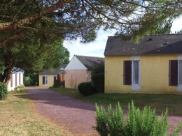 Camping Pas Cher vous présente avec son site Officiel campingpascher.fr, la Résidence VVF Villages - Golfe Du Morbihan - Sarzeau, située sur la commune de Sarzeau dans le département Morbihan (Bretagne) en France. La résidence VVF Villages - Golfe Du Morbihan - Sarzeau, vous présente un hébergement de type maison de campagne de 45 m² pour 6 personnes et télévision. La résidence VVF Villages - Golfe Du Morbihan - Sarzeau vous propose du sam. 16 mai au sam. 23 mai 2026, en promotion à -15% pour 7 nuits à 577,15 € au lieu de 679,0 € soit une Économie de 101,85 €. Cette location propose 127 dates différentes pour réserver votre séjour. Découvrez également les 4 autres gammes d'hébergements de la résidence. Les Avis clients pour la Résidence VVF Villages - Golfe Du Morbihan - Sarzeau sont excellents avec une note moyenne de 8 sur 10. Mer, Animations familiales, Club enfants, Aire de jeux enfants, Baby-foot, Canoë-kayak, Ping-pong, Randonnée, Terrain de volley-ball, Dépôt de pain,... En savoir plus : cliquez-ICI.