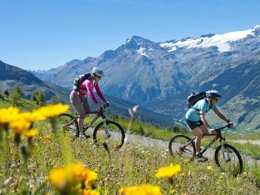 Camping Pas Cher vous présente avec son site Officiel campingpascher.fr, la Résidence VVF Villages - Le Parc De La Vanoise - Lanslevillard classé 3 étoiles, située sur la commune de Val Cenis Lanslevillard dans le département Rhône (Rhône Alpes) en France. La résidence VVF Villages - Le Parc De La Vanoise - Lanslevillard vous propose un hébergement de type appartement de 22 m² pour 3 personnes (télévision). L'établissement vous propose 8 autres types d'hébergements. Découvrez tous nos séjours à petits prix dans la commune et aux alentours de Val Cenis Lanslevillard du département : Rhône (Rhône Alpes). Piscine couverte, Piscine extérieure, Animations familiales, Club ados, Club enfants, Baby-foot, Ping-pong, Piscine, Pétanque, Structure gonflable enfants, Bar, Plats à emporter,... En savoir plus : cliquez-ICI.