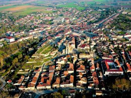 Camping Pas Cher vous présente avec son site Officiel campingpascher.fr, la Résidence VVF Villages - Pays Du Gers - Mauvezin, située sur la commune de Mauvezin dans le département Gers (Midi Pyrénées) en France. La résidence VVF Villages - Pays Du Gers - Mauvezin vous propose un hébergement de type appartement de 50 m² (télévision). L'établissement vous propose 19 autres types d'hébergements. Découvrez tous nos séjours à petits prix dans la commune et aux alentours de Mauvezin du département : Gers (Midi Pyrénées). Les Avis clients pour la Résidence VVF Villages - Pays Du Gers - Mauvezin sont excellents avec une note moyenne de 9 sur 10. Piscine chauffée, Piscine extérieure, Animations familiales, Club enfants, Aire de jeux enfants, Centre équestre, Court de tennis, Terrain multisports, Boulangerie, Restaurant, Supermarché, Épicerie,... En savoir plus : cliquez-ICI.