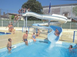 Camping Pas Cher vous présente avec son site Officiel campingpascher.fr, la Résidence VVF Villages - Pays Du Gers - Mauvezin, située sur la commune de Mauvezin dans le département Gers (Midi Pyrénées) en France. La résidence VVF Villages - Pays Du Gers - Mauvezin, vous présente un hébergement de type appartement de 22 m² pour 2 personnes et télévision. La résidence VVF Villages - Pays Du Gers - Mauvezin vous propose du sam. 04 juillet au sam. 11 juillet 2026, en promotion à -15% pour 7 nuits à 398,65 € au lieu de 469,0 € soit une Économie de 70,35 €. Cette location propose 50 dates différentes pour réserver votre séjour. Découvrez également les 19 autres gammes d'hébergements de la résidence. Les Avis clients pour la Résidence VVF Villages - Pays Du Gers - Mauvezin sont excellents avec une note moyenne de 9 sur 10. Piscine chauffée, Piscine extérieure, Animations familiales, Club enfants, Aire de jeux enfants, Centre équestre, Court de tennis, Terrain multisports, Boulangerie, Restaurant, Supermarché, Épicerie,... En savoir plus : cliquez-ICI.