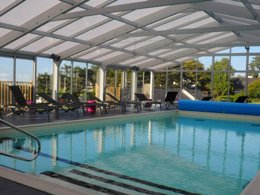 Camping Pas Cher vous présente avec son site Officiel campingpascher.fr, la Résidence VVF Villages - La Côte D'Emeraude - Saint-Cast-le-Guido classé 3 étoiles, située sur la commune de Saint Cast Le Guildo dans le département Côtes-d'armor (Bretagne) en France. La résidence VVF Villages - La Côte D'Emeraude - Saint-Cast-le-Guido, vous présente un hébergement de type maison de campagne de 33 m² pour 5 personnes et télévision. La résidence VVF Villages - La Côte D'Emeraude - Saint-Cast-le-Guido vous propose du sam. 19 décembre au sam. 26 décembre 2026, en promotion à -9% pour 7 nuits à 674,10 € au lieu de 749,0 € soit une Économie de 74,90 €. Cette location propose 37 dates différentes pour réserver votre séjour. Découvrez également les 7 autres gammes d'hébergements de la résidence. Mer, Piscine chauffée, Piscine couverte, Animations familiales, Club ados, Club enfants, Aire de jeux enfants, Baby-foot, Ping-pong, Piscine, Pétanque, Sports nautiques, Structure gonflable enfants, Terrain de volley-ball, Bar, Plats à emporter,... En savoir plus : cliquez-ICI.