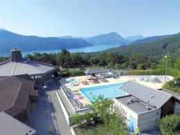 Camping Pas Cher vous présente avec son site Officiel campingpascher.fr, la Résidence VVF Villages - Le Lac De Serre Ponçon - Chorges classé 3 étoiles, située sur la commune de Chorges dans le département Hautes-alpes (Provence-alpes-côte D'azur) en France. La résidence VVF Villages - Le Lac De Serre Ponçon - Chorges vous propose un hébergement de type appartement de 24 m² pour 5 personnes. L'établissement vous propose 4 autres types d'hébergements. Découvrez tous nos séjours à petits prix dans la commune et aux alentours de Chorges du département : Hautes-alpes (Provence-alpes-côte D'azur). Lac, Piscine chauffée, Piscine extérieure, Animations familiales, Club ados, Club enfants, Aire de jeux enfants, Baby-foot, Ping-pong, Piscine, Pétanque, Structure gonflable enfants, Terrain multisports, Bar, Plats à emporter,... En savoir plus : cliquez-ICI.