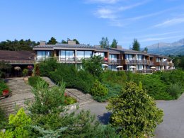 Camping Pas Cher vous présente avec son site Officiel campingpascher.fr, la Résidence VVF Villages - Le Lac De Serre Ponçon - Chorges classé 3 étoiles, située sur la commune de Chorges dans le département Hautes-alpes (Provence-alpes-côte D'azur) en France. La résidence VVF Villages - Le Lac De Serre Ponçon - Chorges vous propose un hébergement de type appartement de 24 m² pour 5 personnes. L'établissement vous propose 4 autres types d'hébergements. Découvrez tous nos séjours à petits prix dans la commune et aux alentours de Chorges du département : Hautes-alpes (Provence-alpes-côte D'azur). Lac, Piscine chauffée, Piscine extérieure, Animations familiales, Club ados, Club enfants, Aire de jeux enfants, Baby-foot, Ping-pong, Piscine, Pétanque, Structure gonflable enfants, Terrain multisports, Bar, Plats à emporter,... En savoir plus : cliquez-ICI.