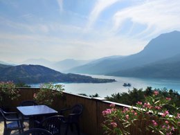 Camping Pas Cher vous présente avec son site Officiel campingpascher.fr, la Résidence VVF Villages - Le Lac De Serre Ponçon - Chorges classé 3 étoiles, située sur la commune de Chorges dans le département Hautes-alpes (Provence-alpes-côte D'azur) en France. La résidence VVF Villages - Le Lac De Serre Ponçon - Chorges vous propose un hébergement de type appartement de 24 m² pour 5 personnes. L'établissement vous propose 4 autres types d'hébergements. Découvrez tous nos séjours à petits prix dans la commune et aux alentours de Chorges du département : Hautes-alpes (Provence-alpes-côte D'azur). Lac, Piscine chauffée, Piscine extérieure, Animations familiales, Club ados, Club enfants, Aire de jeux enfants, Baby-foot, Ping-pong, Piscine, Pétanque, Structure gonflable enfants, Terrain multisports, Bar, Plats à emporter,... En savoir plus : cliquez-ICI.