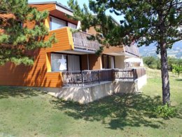 Camping Pas Cher vous présente avec son site Officiel campingpascher.fr, la Résidence VVF Villages - Le Lac De Serre Ponçon - Chorges classé 3 étoiles, située sur la commune de Chorges dans le département Hautes-alpes (Provence-alpes-côte D'azur) en France. La résidence VVF Villages - Le Lac De Serre Ponçon - Chorges vous propose un hébergement de type appartement de 24 m² pour 5 personnes. L'établissement vous propose 4 autres types d'hébergements. Découvrez tous nos séjours à petits prix dans la commune et aux alentours de Chorges du département : Hautes-alpes (Provence-alpes-côte D'azur). Lac, Piscine chauffée, Piscine extérieure, Animations familiales, Club ados, Club enfants, Aire de jeux enfants, Baby-foot, Ping-pong, Piscine, Pétanque, Structure gonflable enfants, Terrain multisports, Bar, Plats à emporter,... En savoir plus : cliquez-ICI.