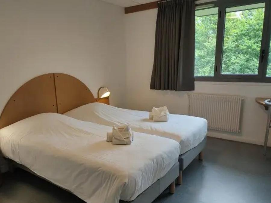 Camping Pas Cher vous présente avec son site Officiel campingpascher.fr, la Résidence VVF Les Liorans Les Monts Du Canal classé 3 étoiles, située sur la commune de Saint-jacques-des-blats dans le département Cantal (Auvergne) en France. La résidence VVF Les Liorans Les Monts Du Canal vous propose un hébergement de type chambre de 12 m² pour 2 personnes (télévision). L'établissement vous propose 8 autres types d'hébergements. Découvrez tous nos séjours à petits prix dans la commune et aux alentours de Saint-jacques-des-blats du département : Cantal (Auvergne). Piscine chauffée, Piscine couverte, Animations familiales, Club ados, Club enfants, Aire de jeux enfants, Baby-foot, Cyclisme, Piscine, Randonnée, Salle de fitness, Bar, Boulangerie, Bureau de tabac, Restaurant, Supermarché, Épicerie,... En savoir plus : cliquez-ICI.