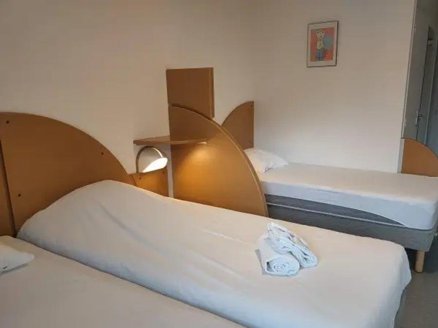 Camping Pas Cher vous présente avec son site Officiel campingpascher.fr, la Résidence VVF Les Liorans Les Monts Du Canal classé 3 étoiles, située sur la commune de Saint-jacques-des-blats dans le département Cantal (Auvergne) en France. La résidence VVF Les Liorans Les Monts Du Canal vous propose un hébergement de type chambre de 32 m² pour 6 personnes (télévision). L'établissement vous propose 8 autres types d'hébergements. Découvrez tous nos séjours à petits prix dans la commune et aux alentours de Saint-jacques-des-blats du département : Cantal (Auvergne). Piscine chauffée, Piscine couverte, Animations familiales, Club ados, Club enfants, Aire de jeux enfants, Baby-foot, Cyclisme, Piscine, Randonnée, Salle de fitness, Bar, Boulangerie, Bureau de tabac, Restaurant, Supermarché, Épicerie,... En savoir plus : cliquez-ICI.