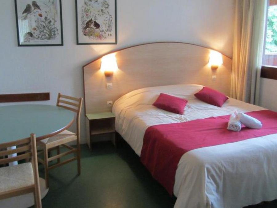 Camping Pas Cher vous présente avec son site Officiel campingpascher.fr, le Village vacances VVF Villages - Les Volcans D'Auvergne - Parent classé 2 étoiles, situé sur la commune de Parent dans le département Puy-de-dôme (Auvergne) en France. Le village vacances VVF Villages - Les Volcans D'Auvergne - Parent, vous présente un hébergement de type maison de campagne de 40 m² pour 6 personnes. Le village vacances VVF Villages - Les Volcans D'Auvergne - Parent vous propose du sam. 10 octobre au sam. 17 octobre 2026 pour 7 nuits à 392€. Cette location propose 50 dates différentes pour réserver votre séjour. Découvrez également les 4 autres gammes d'hébergements du village vacances. Les Avis clients pour le Village vacances VVF Villages - Les Volcans D'Auvergne - Parent sont de 7 sur 10. Piscine chauffée, Piscine extérieure, Animations familiales, Club ados, Club enfants, Aire de jeux enfants, Baby-foot, Canoë-kayak, Centre équestre, Court de tennis, Ping-pong, Piscine, Pétanque, Randonnée, Terrain de volley-ball, Terrain multisports, Bar, Boulangerie, Plats à emporter, Restaurant, Supermarché, Épicerie,... En savoir plus : cliquez-ICI.
