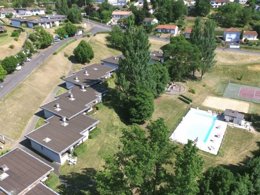 Camping Pas Cher vous présente avec son site Officiel campingpascher.fr, le Village vacances VVF Villages - Les Volcans D'Auvergne - Parent classé 2 étoiles, situé sur la commune de Parent dans le département Puy-de-dôme (Auvergne) en France. Le village vacances VVF Villages - Les Volcans D'Auvergne - Parent, vous présente un hébergement de type maison de campagne de 40 m² pour 6 personnes. Le village vacances VVF Villages - Les Volcans D'Auvergne - Parent vous propose du sam. 10 octobre au sam. 17 octobre 2026, en promotion à -15% pour 7 nuits à 333,20 € au lieu de 392,0 € soit une Économie de 58,80 €. Cette location propose 132 dates différentes pour réserver votre séjour. Découvrez également les 4 autres gammes d'hébergements du village vacances. Les Avis clients pour le Village vacances VVF Villages - Les Volcans D'Auvergne - Parent sont de 7 sur 10. Piscine chauffée, Piscine extérieure, Animations familiales, Club ados, Club enfants, Aire de jeux enfants, Baby-foot, Canoë-kayak, Centre équestre, Court de tennis, Ping-pong, Piscine, Pétanque, Randonnée, Terrain de volley-ball, Terrain multisports, Bar, Boulangerie, Plats à emporter, Restaurant, Supermarché, Épicerie,... En savoir plus : cliquez-ICI.