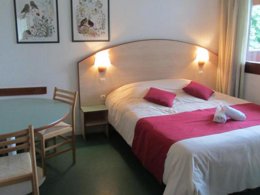 Camping Pas Cher vous présente avec son site Officiel campingpascher.fr, le Village vacances VVF Villages - Les Volcans D'Auvergne - Parent classé 2 étoiles, situé sur la commune de Parent dans le département Puy-de-dôme (Auvergne) en France. Le village vacances VVF Villages - Les Volcans D'Auvergne - Parent, vous présente un hébergement de type maison de campagne de 40 m² pour 6 personnes. Le village vacances VVF Villages - Les Volcans D'Auvergne - Parent vous propose du sam. 10 octobre au sam. 17 octobre 2026, en promotion à -15% pour 7 nuits à 333,20 € au lieu de 392,0 € soit une Économie de 58,80 €. Cette location propose 132 dates différentes pour réserver votre séjour. Découvrez également les 4 autres gammes d'hébergements du village vacances. Les Avis clients pour le Village vacances VVF Villages - Les Volcans D'Auvergne - Parent sont de 7 sur 10. Piscine chauffée, Piscine extérieure, Animations familiales, Club ados, Club enfants, Aire de jeux enfants, Baby-foot, Canoë-kayak, Centre équestre, Court de tennis, Ping-pong, Piscine, Pétanque, Randonnée, Terrain de volley-ball, Terrain multisports, Bar, Boulangerie, Plats à emporter, Restaurant, Supermarché, Épicerie,... En savoir plus : cliquez-ICI.