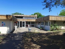 Camping Pas Cher vous présente avec son site Officiel campingpascher.fr, le Village vacances VVF Villages - Les Volcans D'Auvergne - Parent classé 2 étoiles, situé sur la commune de Parent dans le département Puy-de-dôme (Auvergne) en France. Le village vacances VVF Villages - Les Volcans D'Auvergne - Parent, vous présente un hébergement de type maison de campagne de 36 m² pour 4 personnes et télévision. Le village vacances VVF Villages - Les Volcans D'Auvergne - Parent vous propose du vendredi 30 octobre au vendredi 06 novembre 2026, en promotion à -15% pour 7 nuits à 301,75 € au lieu de 355,0 € soit une Économie de 53,25 €. Cette location propose 134 dates différentes pour réserver votre séjour. Découvrez également les 4 autres gammes d'hébergements du village vacances. Les Avis clients pour le Village vacances VVF Villages - Les Volcans D'Auvergne - Parent sont de 7 sur 10. Piscine chauffée, Piscine extérieure, Animations familiales, Club ados, Club enfants, Aire de jeux enfants, Baby-foot, Canoë-kayak, Centre équestre, Court de tennis, Ping-pong, Piscine, Pétanque, Randonnée, Terrain de volley-ball, Terrain multisports, Bar, Boulangerie, Plats à emporter, Restaurant, Supermarché, Épicerie,... En savoir plus : cliquez-ICI.