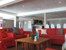 Camping Pas Cher vous présente avec son site Officiel campingpascher.fr, le Village vacances VVF Villages - Les Volcans D'Auvergne - Parent, situé sur la commune de Parent dans le département Puy-de-dôme (Auvergne) en France. Le village vacances VVF Villages - Les Volcans D'Auvergne - Parent, vous présente un hébergement de type maison de campagne pour 4 personnes et télévision. Le village vacances VVF Villages - Les Volcans D'Auvergne - Parent vous propose du sam. 20 décembre au sam. 27 décembre 2025, en promotion à -27% pour 7 nuits à 326,40 € au lieu de 448,0 € soit une Économie de 121,60 €. Cette location propose 39 dates différentes pour réserver votre séjour. Découvrez également les 5 autres gammes d'hébergements du village vacances. Piscine chauffée, Piscine extérieure, Animations familiales, Club ados, Club enfants, Aire de jeux enfants, Baby-foot, Canoë-kayak, Centre équestre, Court de tennis, Ping-pong, Piscine, Pétanque, Randonnée, Terrain de volley-ball, Terrain multisports, Bar, Boulangerie, Plats à emporter, Restaurant, Supermarché, Épicerie,... En savoir plus : cliquez-ICI.