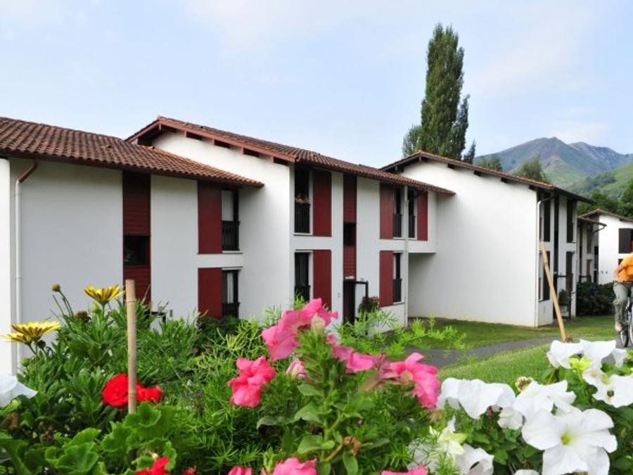Camping Pas Cher vous présente avec son site Officiel campingpascher.fr, le Village vacances VVF Villages - Les Crêtes Basques - Saint-Etienne-de-Baïgorry classé 3 étoiles, situé sur la commune de Saint étienne De Baigorry dans le département Pyrénées-atlantiques (Aquitaine) en France. Le village vacances VVF Villages - Les Crêtes Basques - Saint-Etienne-de-Baïgorry, vous présente un hébergement de type appartement de 23 m² pour 1 personne. Le village vacances VVF Villages - Les Crêtes Basques - Saint-Etienne-de-Baïgorry vous propose du sam. 06 juin au sam. 13 juin 2026 pour 7 nuits à 399€. Cette location propose 90 dates différentes pour réserver votre séjour. Découvrez également les 3 autres gammes d'hébergements du village vacances. Les Avis clients pour le Village vacances VVF Villages - Les Crêtes Basques - Saint-Etienne-de-Baïgorry sont excellents avec une note moyenne de 8 sur 10. Piscine chauffée, Piscine extérieure, Animations familiales, Club enfants, Aire de jeux enfants, Baby-foot, Ping-pong, Piscine, Pétanque, Randonnée, Structure gonflable enfants, Terrain de volley-ball, Terrain multisports, Boulangerie, Bureau de tabac, Restaurant, Supermarché, Épicerie,... En savoir plus : cliquez-ICI.
