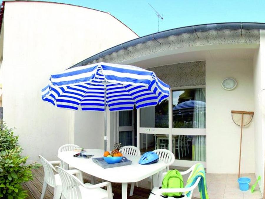 Camping Pas Cher vous présente avec son site Officiel campingpascher.fr, le Village vacances VVF Villages - Ile De Ré Les Dunes - Sainte-Marie-de-Ré classé 3 étoiles, situé sur la commune de Sainte Marie De Ré dans le département Charente-maritime (Poitou Charentes) en France. Le village vacances VVF Villages - Ile De Ré Les Dunes - Sainte-Marie-de-Ré vous propose un hébergement de type appartement de 55 m² pour 2 personnes (télévision). L'établissement vous propose 5 autres types d'hébergements. Découvrez tous nos séjours à petits prix dans la commune et aux alentours de Sainte Marie De Ré du département : Charente-maritime (Poitou Charentes). Mer, Club ados, Club enfants, Aire de jeux enfants, Baby-foot, Canoë-kayak, Centre équestre, Ping-pong, Surf, Terrain multisports, Voile, Boulangerie, Épicerie,... En savoir plus : cliquez-ICI.