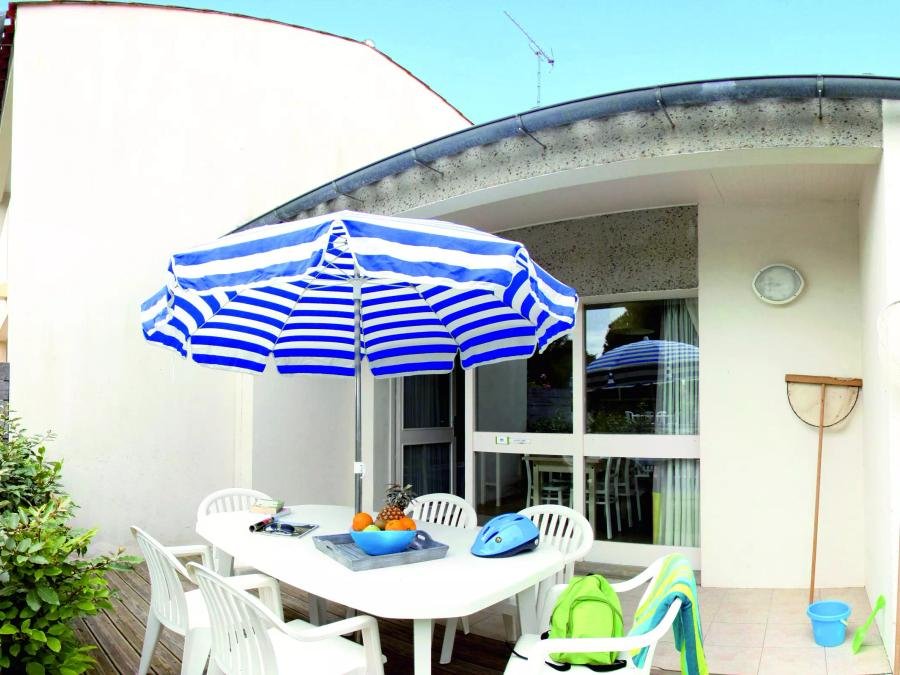 Camping Pas Cher vous présente avec son site Officiel campingpascher.fr, le Village vacances VVF Villages - Ile De Ré Les Dunes - Sainte-Marie-de-Ré classé 3 étoiles, situé sur la commune de Sainte Marie De Ré dans le département Charente-maritime (Poitou Charentes) en France. Le village vacances VVF Villages - Ile De Ré Les Dunes - Sainte-Marie-de-Ré, vous présente un hébergement de type appartement de 37 m². Le village vacances VVF Villages - Ile De Ré Les Dunes - Sainte-Marie-de-Ré vous proposeun séjour PAS CHER avec une REMISEdu mardi 16 juin au mardi 23 juin 2026, en promotion à -34% pour 7 nuits à 399 € au lieu de 604,55 € soit une Économie de 205,55 €. Cette location propose 77 dates différentes pour réserver votre séjour. Découvrez également les 6 autres gammes d'hébergements du village vacances. Mer, Club ados, Club enfants, Aire de jeux enfants, Baby-foot, Canoë-kayak, Centre équestre, Ping-pong, Surf, Terrain multisports, Voile, Boulangerie, Épicerie,... En savoir plus : cliquez-ICI.