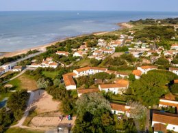 Camping Pas Cher vous présente avec son site Officiel campingpascher.fr, le Village vacances VVF Villages - Ile De Ré Les Dunes - Sainte-Marie-de-Ré classé 3 étoiles, situé sur la commune de Sainte Marie De Ré dans le département Charente-maritime (Poitou Charentes) en France. Le village vacances VVF Villages - Ile De Ré Les Dunes - Sainte-Marie-de-Ré, vous présente un hébergement de type appartement de 37 m². Le village vacances VVF Villages - Ile De Ré Les Dunes - Sainte-Marie-de-Ré vous proposeun séjour PAS CHER avec une REMISEdu mardi 16 juin au mardi 23 juin 2026, en promotion à -34% pour 7 nuits à 399 € au lieu de 604,55 € soit une Économie de 205,55 €. Cette location propose 77 dates différentes pour réserver votre séjour. Découvrez également les 6 autres gammes d'hébergements du village vacances. Mer, Club ados, Club enfants, Aire de jeux enfants, Baby-foot, Canoë-kayak, Centre équestre, Ping-pong, Surf, Terrain multisports, Voile, Boulangerie, Épicerie,... En savoir plus : cliquez-ICI.